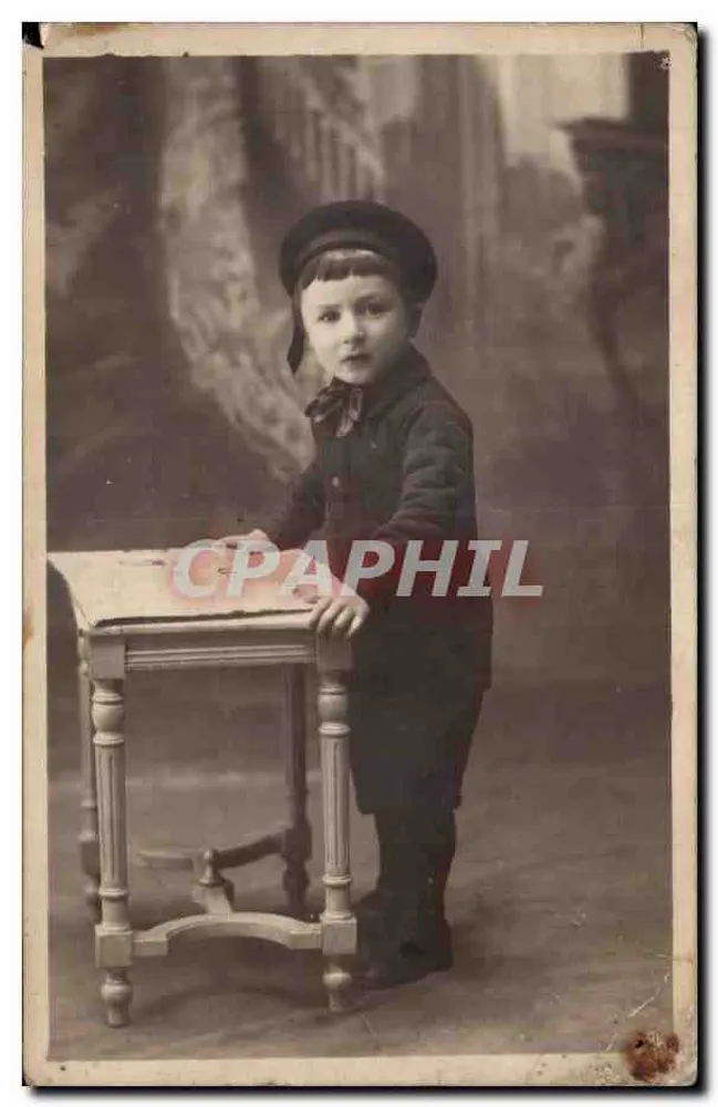 Kind in Epoche-Kleidung — Fotostudio - Vorderseite