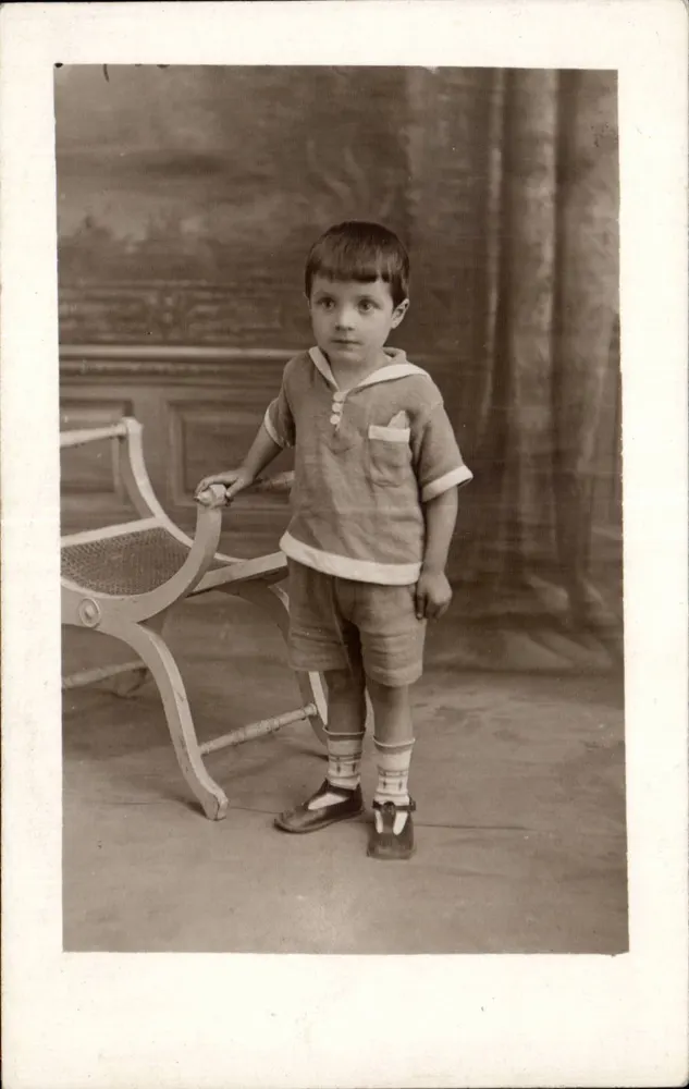 Kind in Seemannsuniform — fotografisches Studio — kein Verlag oder Nummer sichtbar - Vorderseite
