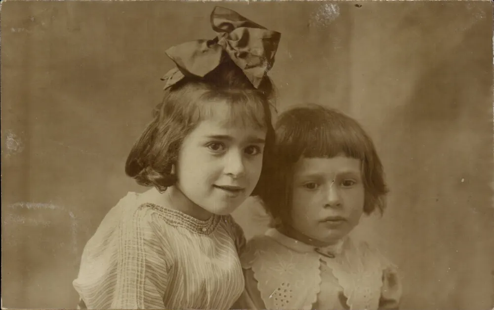 Zwei junge Mädchen — Fotostudio — Antike Ansichtskarte-RUEIL - Vorderseite