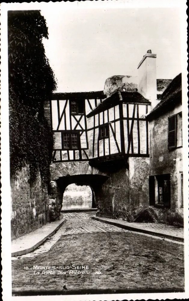 Mantes-sur-Seine — La Porte aux Prêtres — Verlag REAL-PHOTO, Nr. 18 - Vorderseite