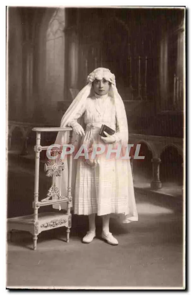 Menina em vestido branco e véu — dentro de uma igreja — fotógrafo anônimo - Frente