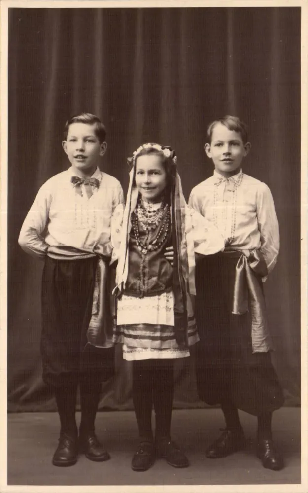 Tres niños en trajes folclóricos — editor KRAK - Anverso