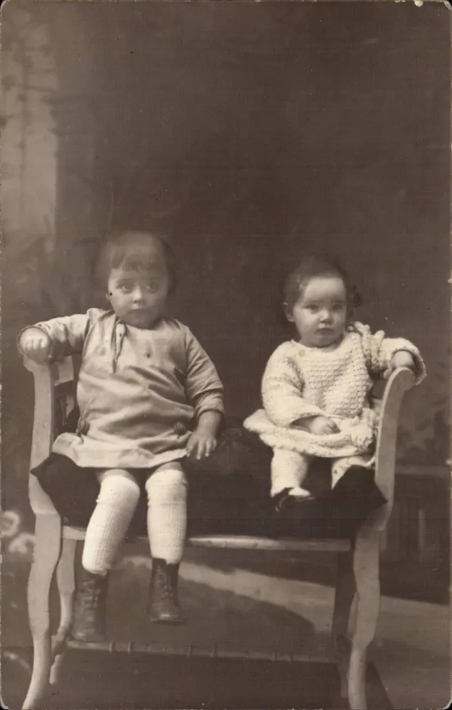 Dois jovens crianças — retrato de estúdio — editor não identificado - Frente