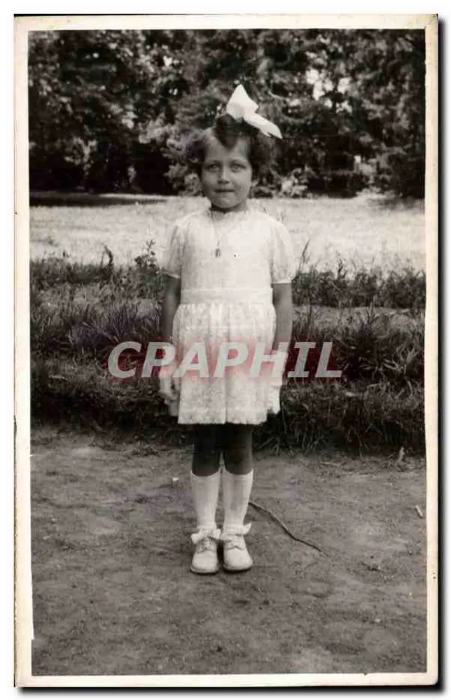 Kleine Mädchen in weißem Kleid — Garten — anonyme Karte - Vorderseite