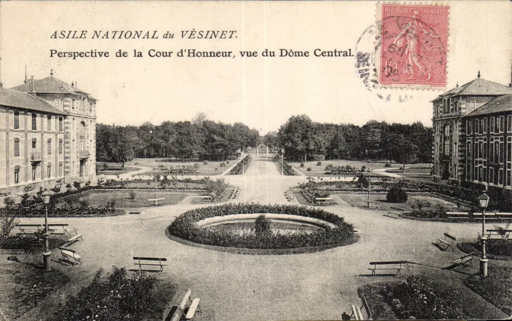 Nationales Asyl von Vésinet — Perspektive des Ehrenhofes, Blick vom Zentraldach — Verlag nicht sichtbar - Vorderseite