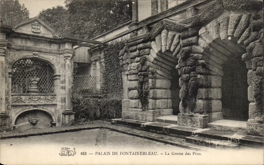 Schloss Fontainebleau — Die Pinienhöhle — Verlag F. 163 - Vorderseite