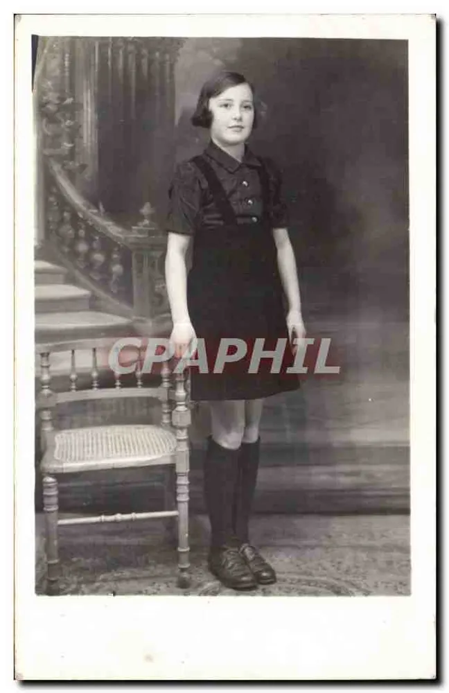 Junge Frau in Kleid und Schürze — Fotostudio — kein Verlag oder Nummer sichtbar - Vorderseite