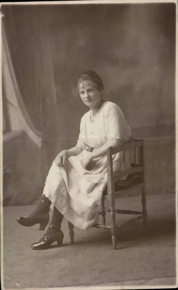 Mulher sentada — retrato de estúdio — Carta postal Bilhete postal antigo - Frente