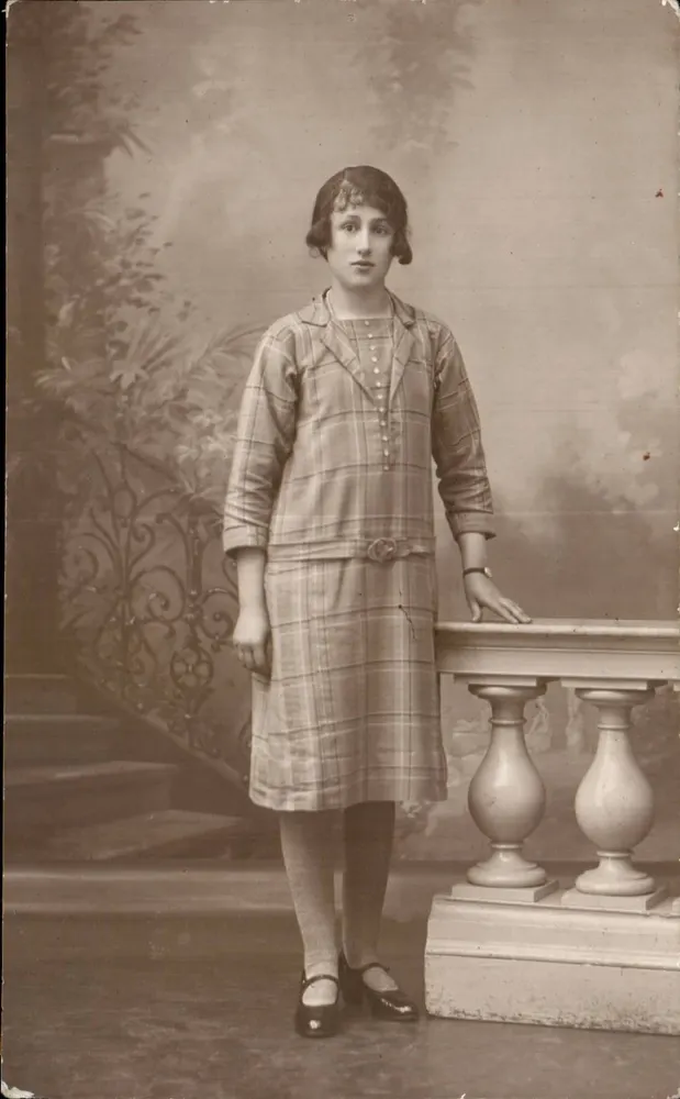 Junge Frau in Karohemd — Studio — Foto LE BRETON, Rennes - Vorderseite