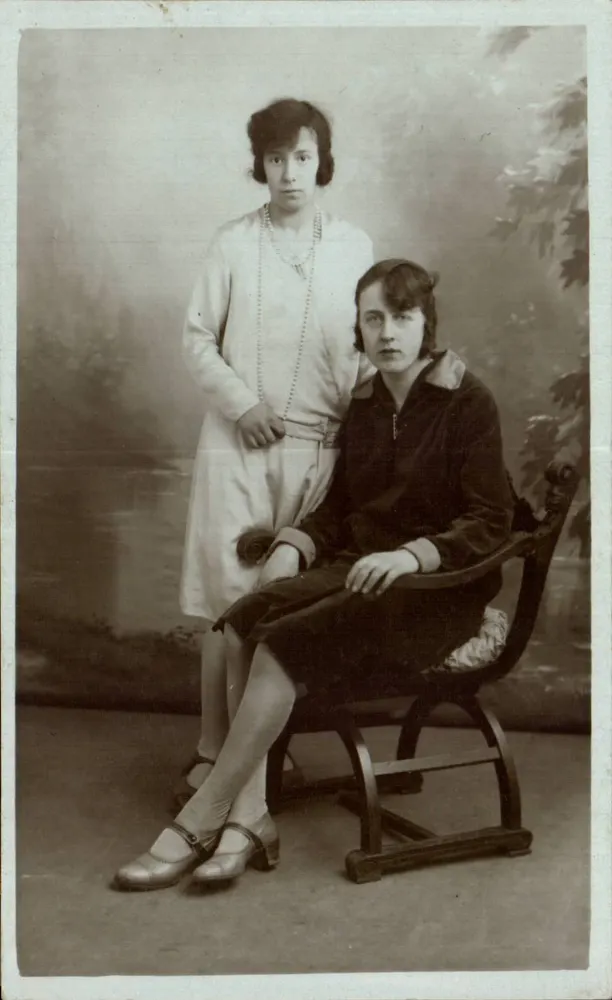 Duas jovens mulheres — estúdio fotográfico — editor desconhecido - Frente