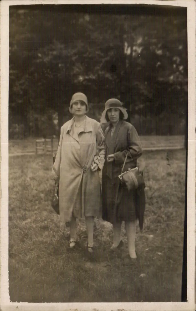 Zwei Frauen in historischem Kleid — Garten — kein Verlag oder Nummer sichtbar - Vorderseite