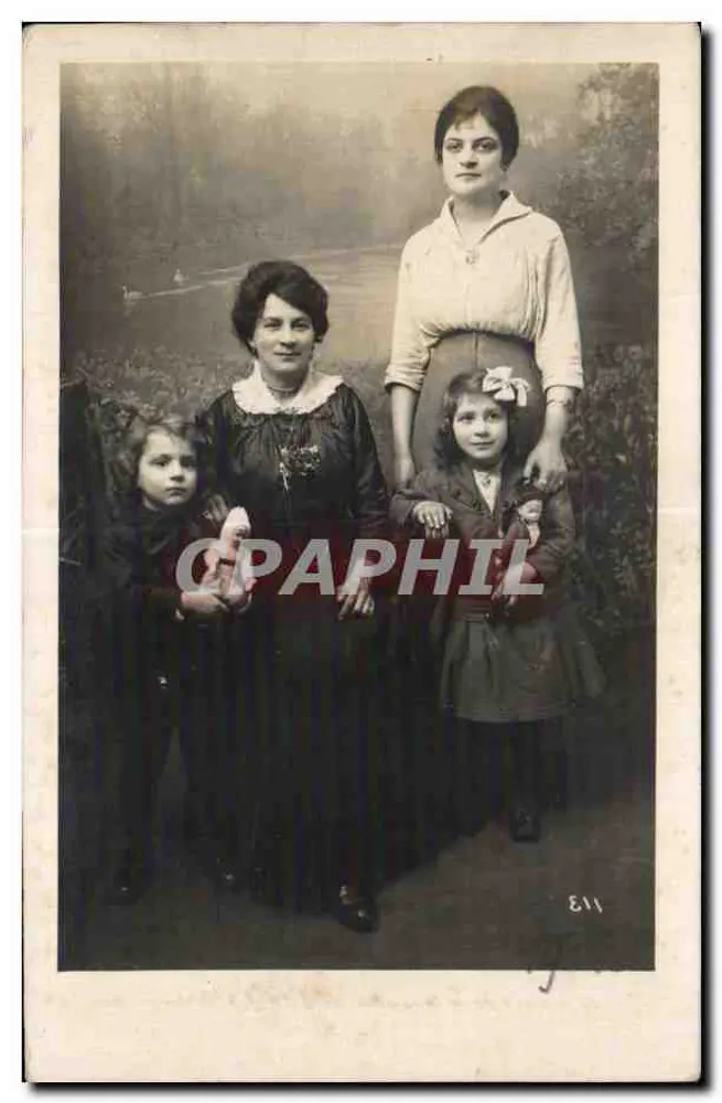 Familie — vier Frauen — Fotografie G. KOBILIVKER - Vorderseite