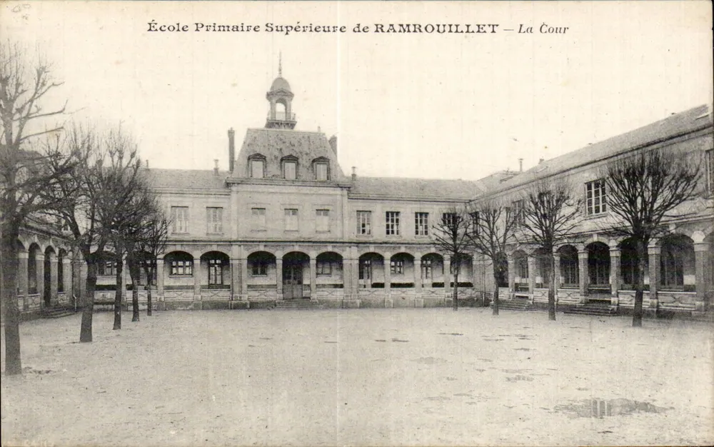 Escola Primária Superior de RAMROUILLET — A Cour - Frente