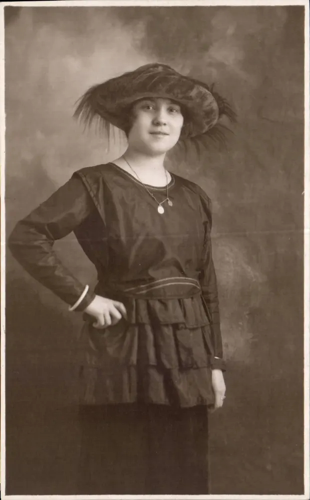 Junge Frau mit Hut aus Federn — Portraitstudio — Verlag Clermont-Ferrand, Nr. 2997 - Vorderseite
