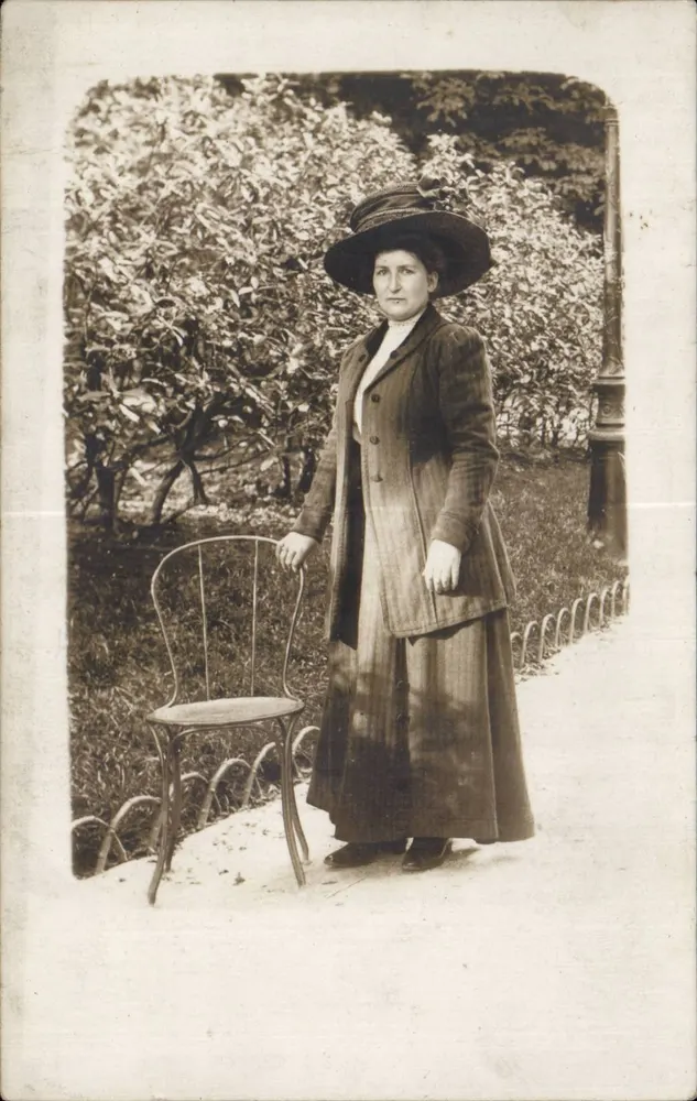Frau im Garten — Portrait — Verlag nicht sichtbar - Vorderseite