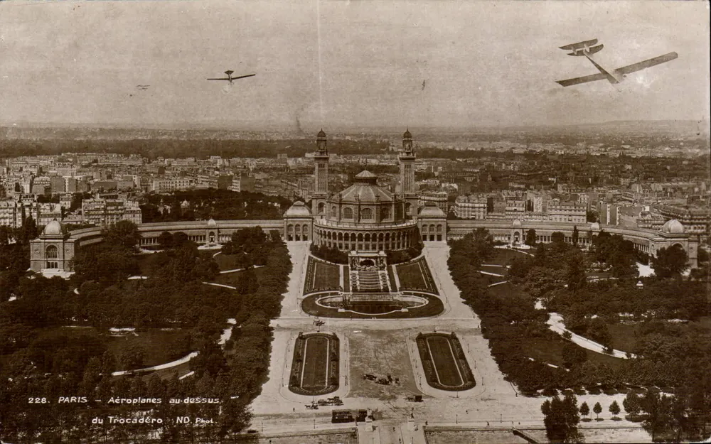 Paris — Flugzeuge über dem Trocadéro — Nr. Phot. 228 - Vorderseite