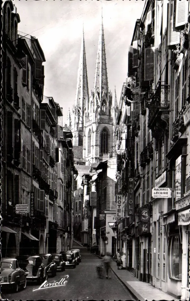 Vista da catedral de Bayonne — rua comercial — editor Laviolle, n° P. 702 - Frente