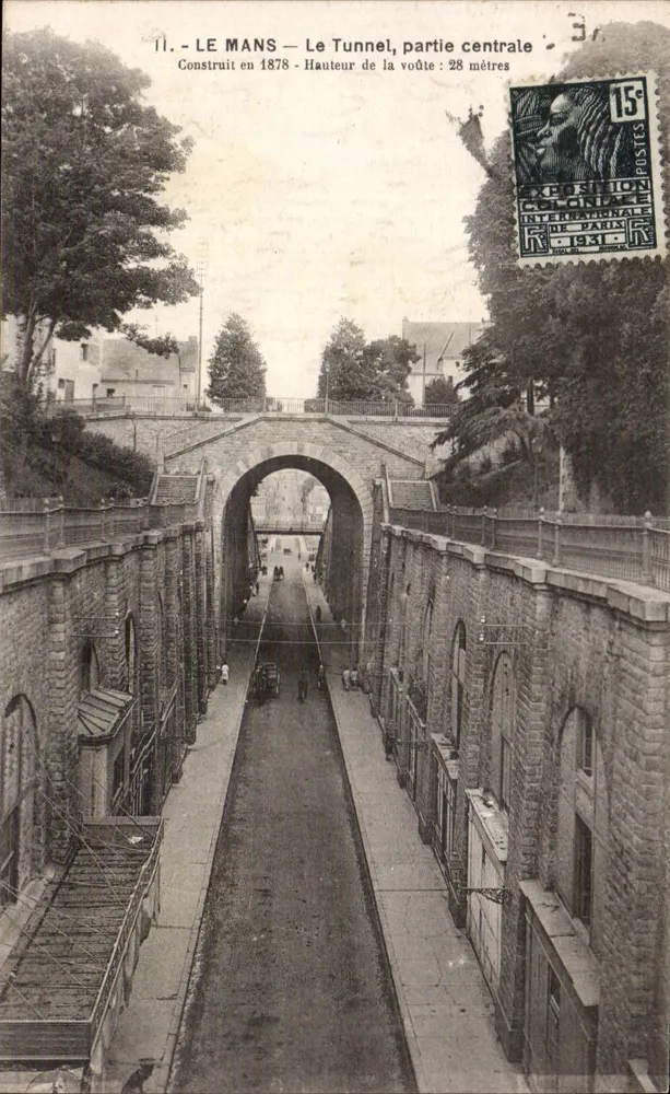 Le Mans — O túnel, parte central — Construído em 1878 — Altura da abóbada: 28 metros - Frente