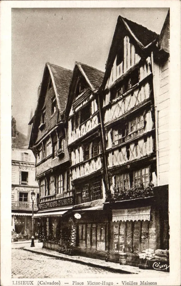 Lisieux (Calvados) — Praça Victor-Hugo — Velhas Casas - Frente