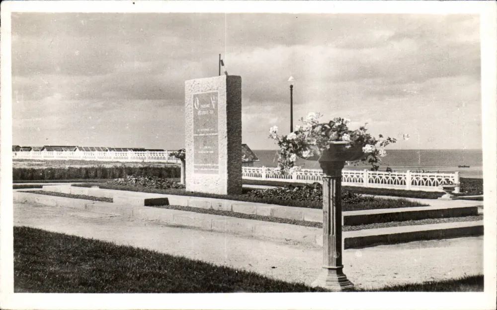 Luc-sur-Mer — Estela comemorativa — Editor Goubey, St-Pierre-Église - Frente