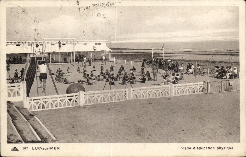 Luc-sur-Mer — Estádio de Educação Física — Bilhete postal antigo n°157, editor Ch. des Arts Photomécaniques - Frente
