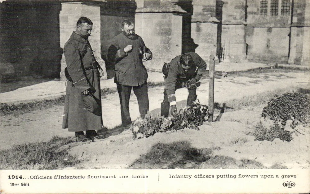 Infanterieoffiziere, die ein Grab mit Blumen belegen — 1914 — 19. Serie — Verlag B.D. - Vorderseite