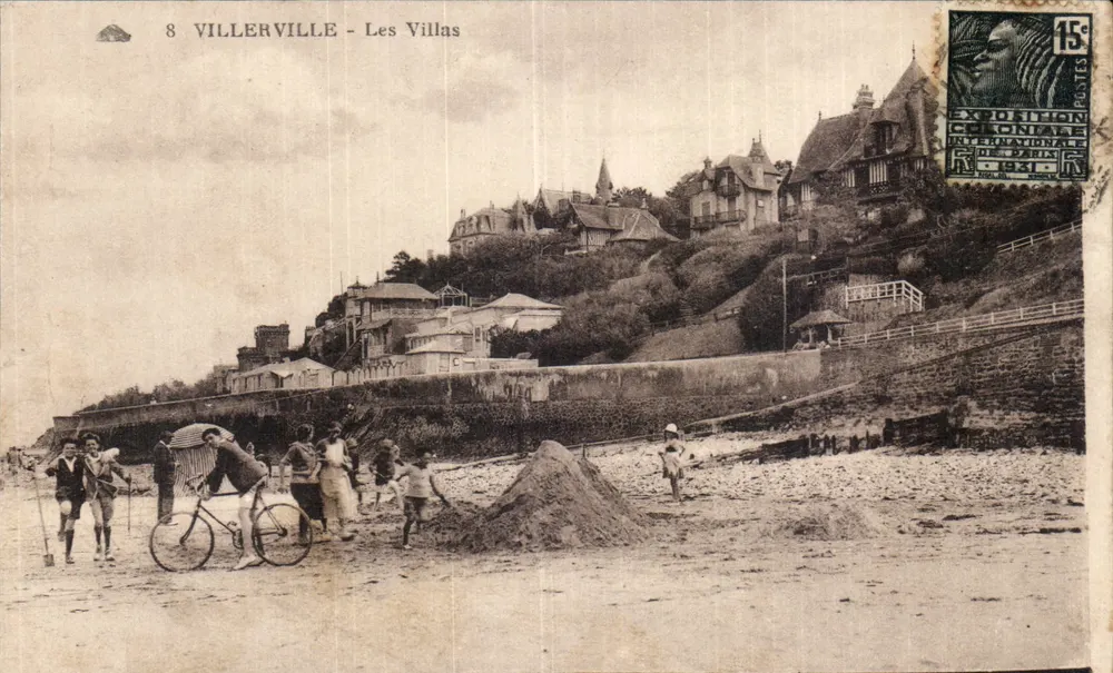 Villerville - Les Villas — vue de la plage et des villas sur la colline, éditeur 'Villerville' n°8 - Frente