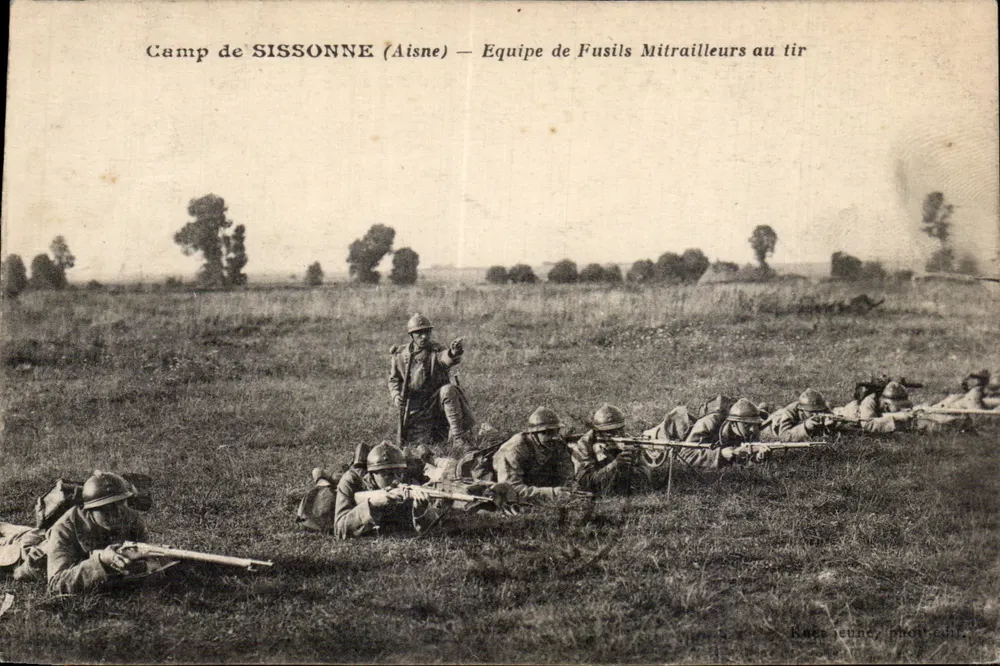 Camp von SISSONNE (Aisne) — Schussgruppe mit Maschinengewehren — Verlag Kaka cunc, Foto-Sammlung - Vorderseite