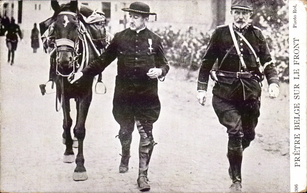 Belgischer Priester am Front — Priester und Soldat, die mit einem Pferd gehen — Photo Rol, Nr. 306 - Vorderseite