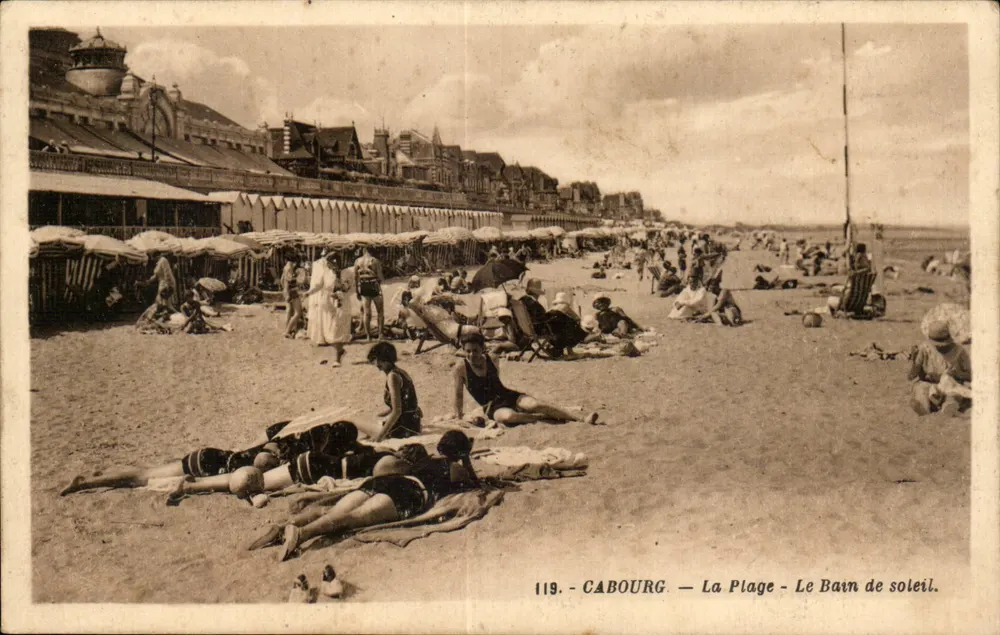 Cabourg — A Praia — O Banho de Sol — n°119 - Frente