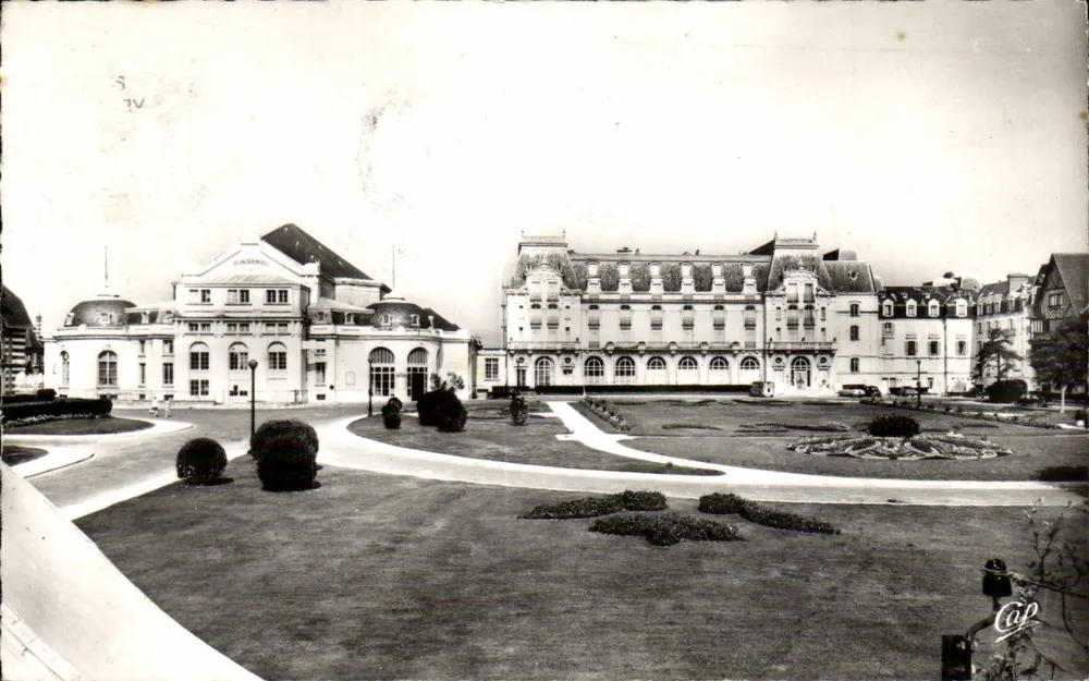 Cabourg — Die Gärten, das Casino und das Grand Hotel — C.A.P. (61) Réal Photo - Vorderseite