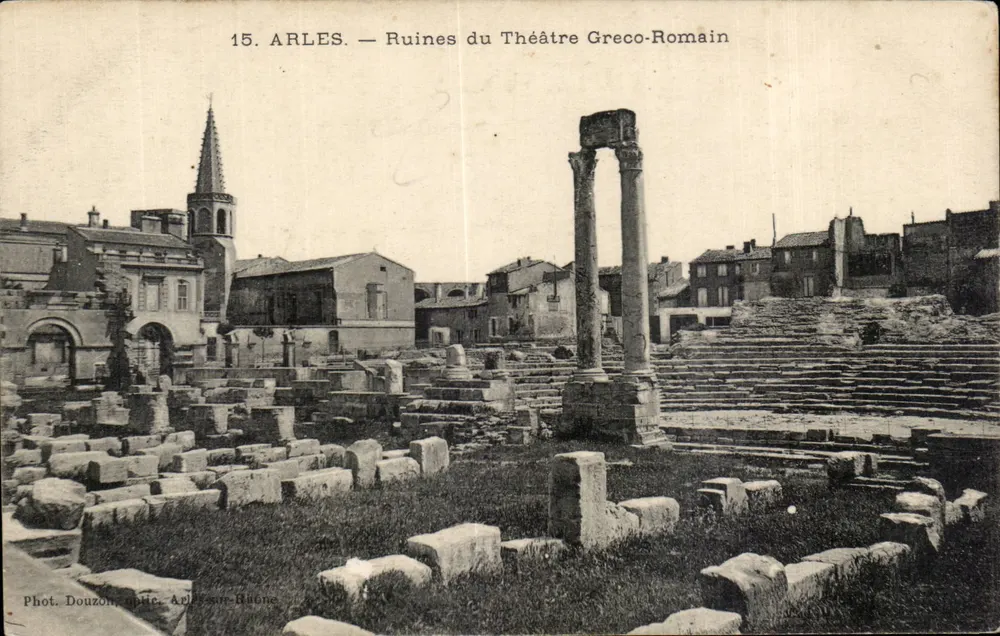 Arles — Resti del Teatro Greco-Romano — Fot. Douzou, Arles-sur-Rhône - Recto