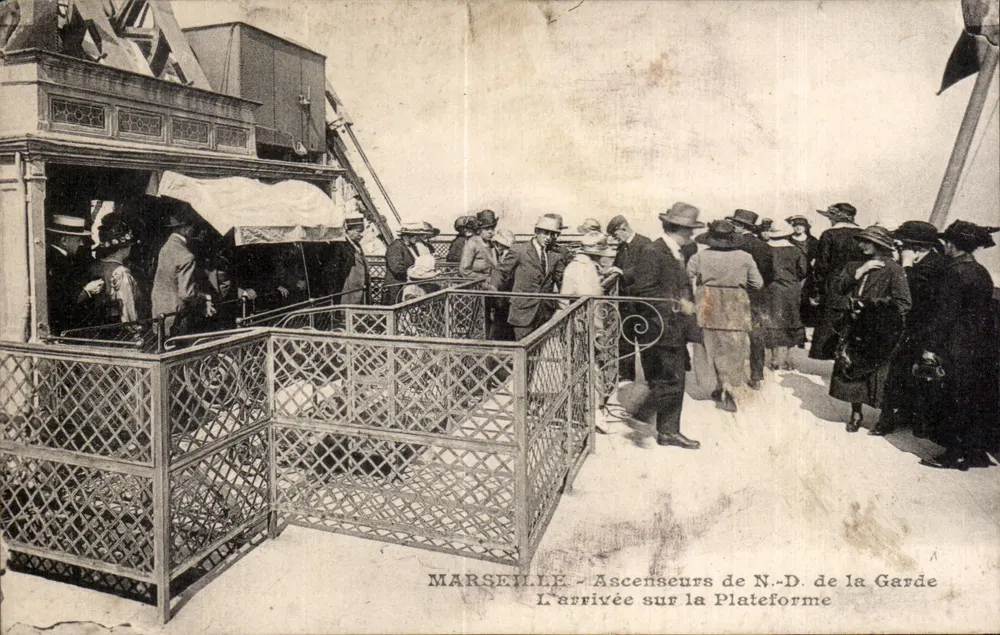 Marseille — Aufzug der Jungfrau von der Garde — Die Ankunft auf der Plattform - Vorderseite