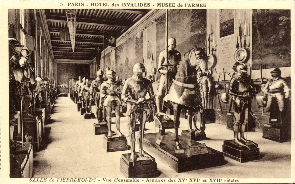 Paris - Hôtel des Invalides - Musée de l'Armée — Salle de Pierrefonds - Gesamtaufnahme - Rüstungen der 15., 16. und 17. Jahrhunderts - Vorderseite