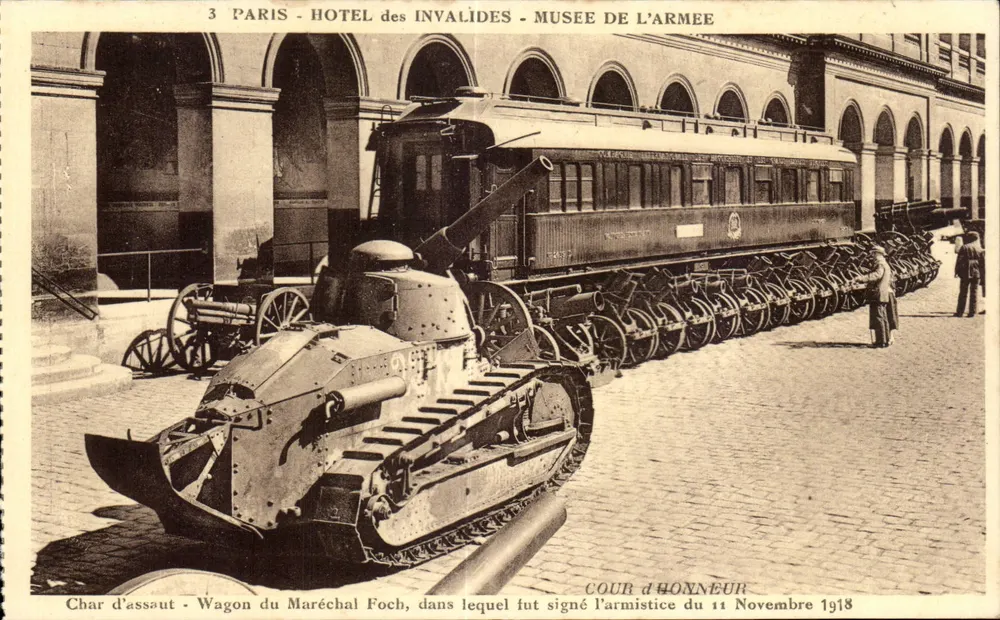 Paris - Hôtel des Invalides - Musée de l'Armée — Cour d'Honneur mit Panzer und Wagen des Marschalls Foch — Ausgabe durch die Gesellschaft der Freunde des Musée de l'Armée - Vorderseite