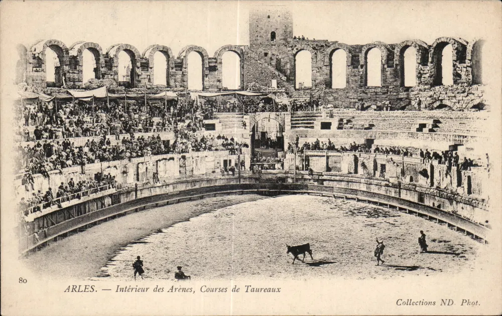 ARLES — Interior das Arênes, Corridas de Touros — Coleções ND. Fot. - Frente