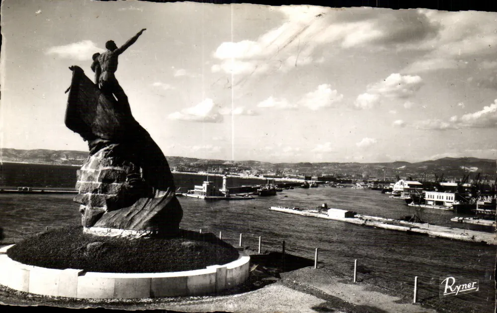 Marselha — Vista geral dos Portos — Monumento às Vitimas do Mar — Arquiteto Verdilhan — Editor Ryner, n° 1036 - Frente
