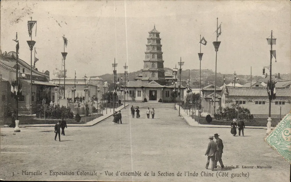 Marselha - Exposição Colonial - Visão geral da Seção da Indochina (Lado esquerdo) — Fototipia E. Lacour - Marselha - Frente