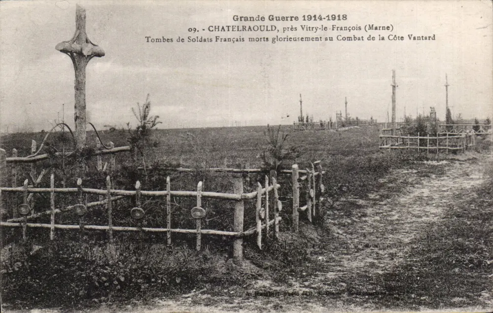 Gräber von französischen Soldaten, die glorreich im Gefecht auf der Côte Vantard starben — Châtelraoul, nahe Vitry-le-François (Marne) — Großer Krieg 1914-1918 - Vorderseite