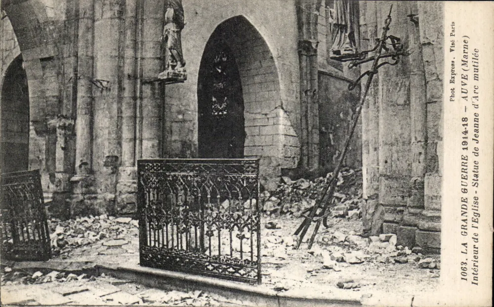 Innenraum der Kirche von Auves — zerstörte Statue der Jeanne d'Arc — 1914-18 - Vorderseite