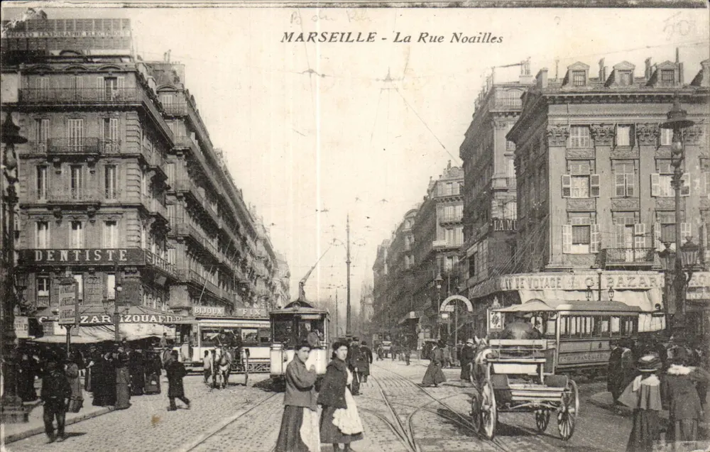 Marseille - A Rua Noailles — vista da rua com trêm e comércio - Frente