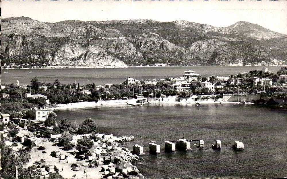 Saint-Jean-Cap-Ferrat — Terreno de camping, l'Anse des Fosses, a Baía das Formigas — No fundo: as Corniches — Edições S.E.P.T. - Fabricação Francesa - Fotográfica Verdadeira - Frente