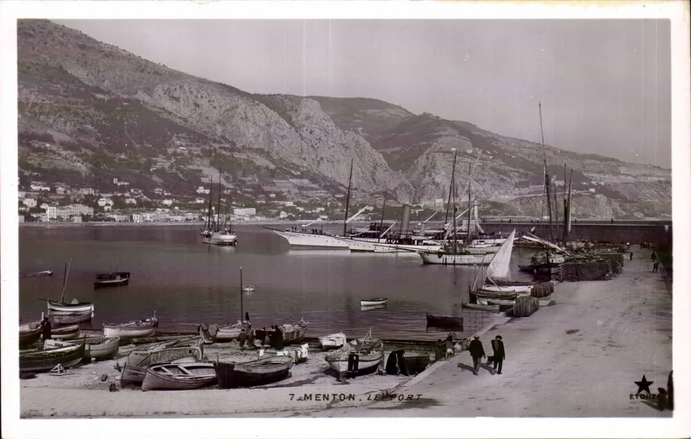 Menton - O Porto — vista do porto com barcos e montanha no fundo — Étoile, n°7 - Frente