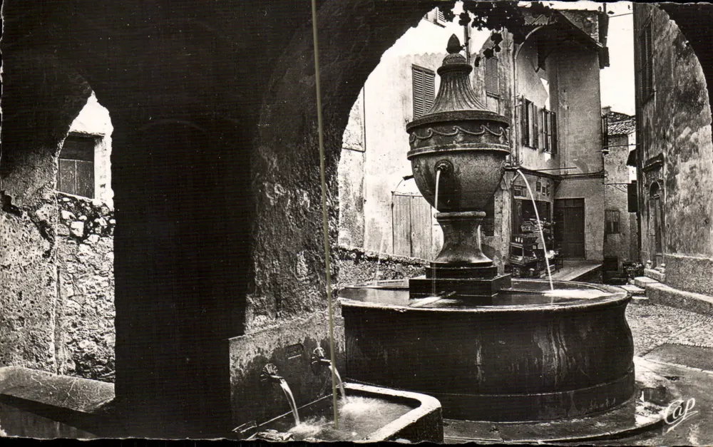 Saint-Paul-de-Vence — La Fontaine — Cie des Arts Photographiques - Frente