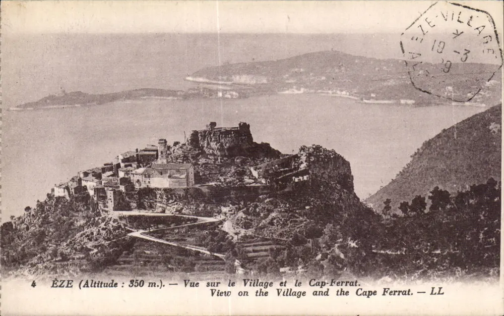 Éze (Höhe: 350 m.) — Blick auf das Dorf und den Cap-Ferrat — LL - Vorderseite