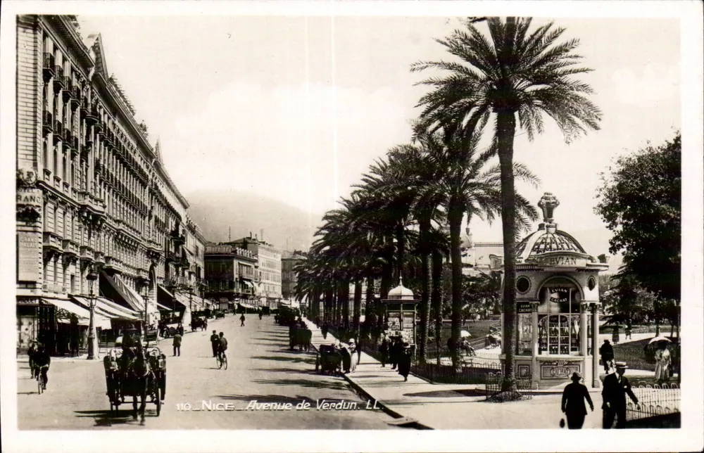 Nice - Avenida de Verdun — vista urbana com quiosque Evian e palmeiras — LL - Frente
