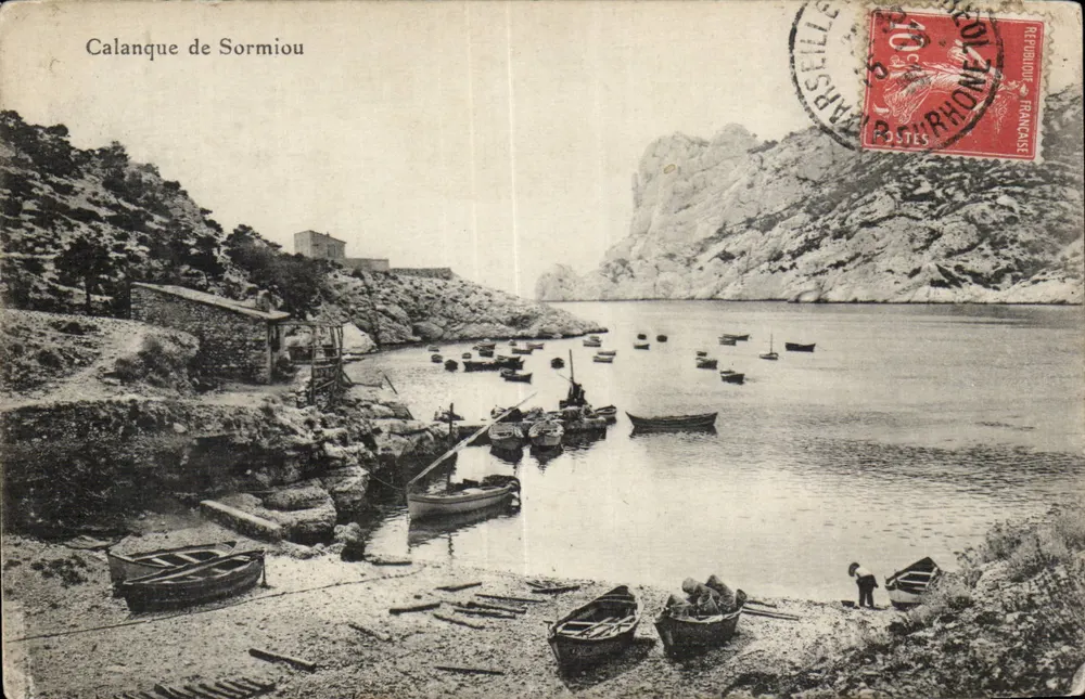 Calanque de Sormiou — vista da baía com barcos — editada por Calanque de Sormiou - Frente