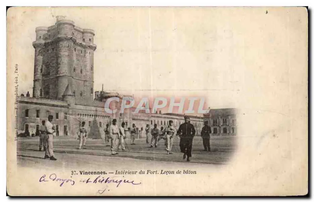Vincennes — Intérieur du Fort. Leçon de bâton — F. Duyckhahel, édit. Paris - Frente