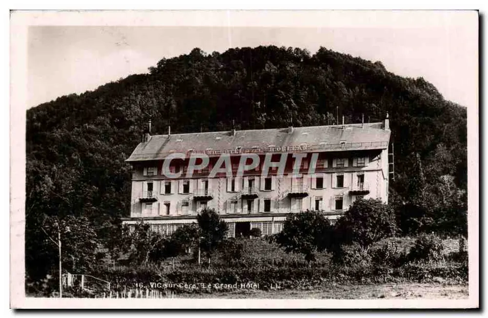 Vic-sur-Cère, O Grand Hôtel — vista do prédio frente a uma colina arborizada — LH, n°16 - Frente