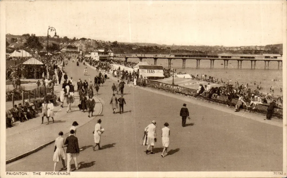 Paignton. Promenada — animowana scena promenady graniczącej z morzem z pontonem na tle — wydawca Photchrom Co. Ltd., nr 70792 - Awers